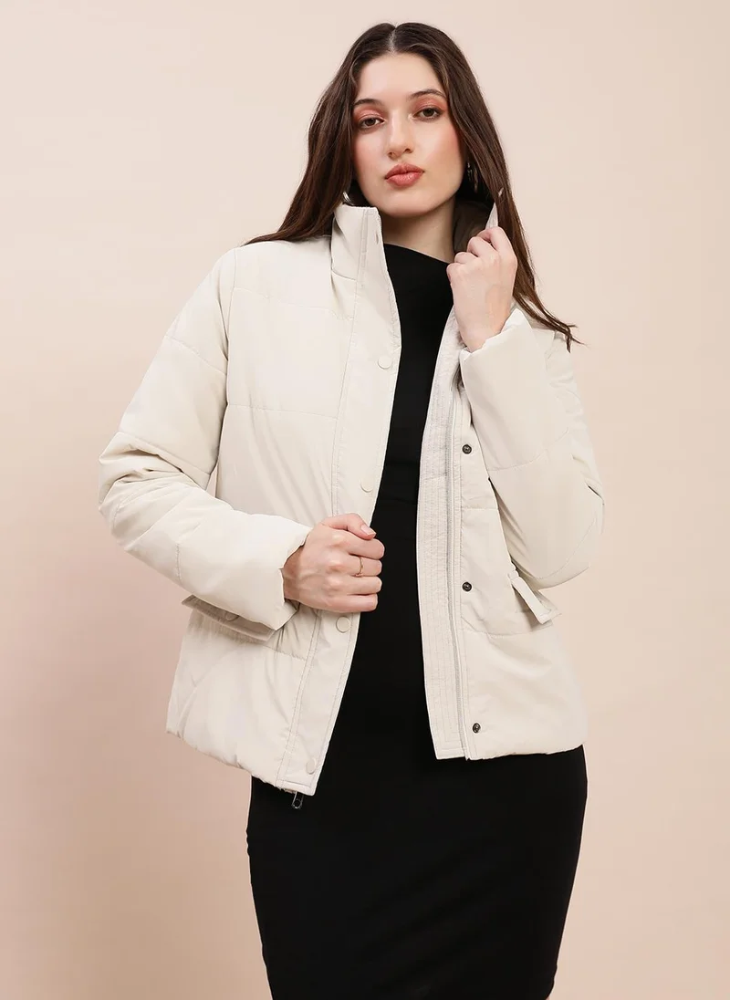 جلو باص جاكيت منتفخ نسائي أبيض فاتح بياقة عالية وأكمام طويلة وسحاب أمامي وجيبين شتوي